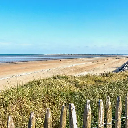 Awesome In Quettreville-sur-sienn With Wifi Casa de Férias *