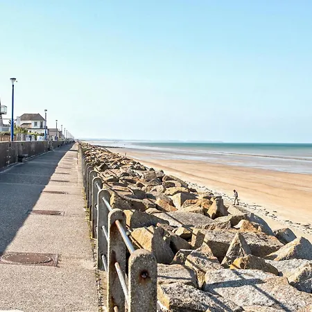 Awesome In Quettreville-sur-sienn With Wifi Casa de Férias